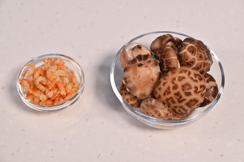 1. 虾米、冬菇浸水至软。 Soak the dried shrimps and shiitake mushrooms until soft.