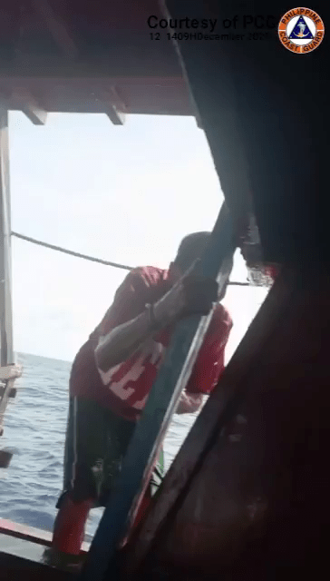 菲指中國海警船在仙賓礁向菲漁船射水炮。菲律賓海岸防衛隊