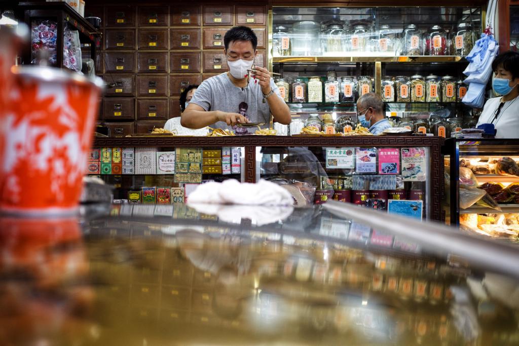 春回堂最初以木头车形式在街边摆卖凉茶，后来成功入舖，兼营中药材买卖。