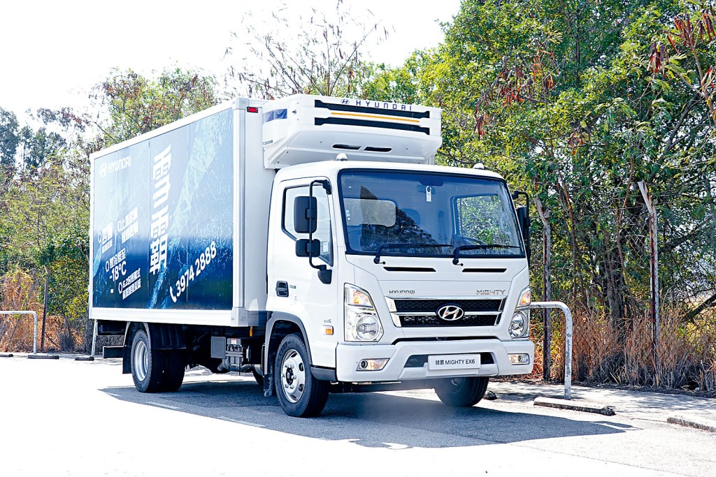 Mighty 5.5 EX6備有車陣及圖中所見原廠雪斗兩個款式，售價分別為$288,800起及$388,800起。