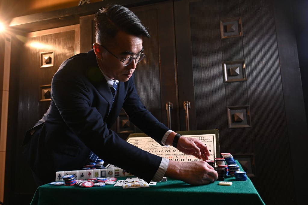 「赌博专家」成员会钻研各类赌博的相关知识，包括玩法和技巧，赌徒的惯用术语和俚语、出千手法等。