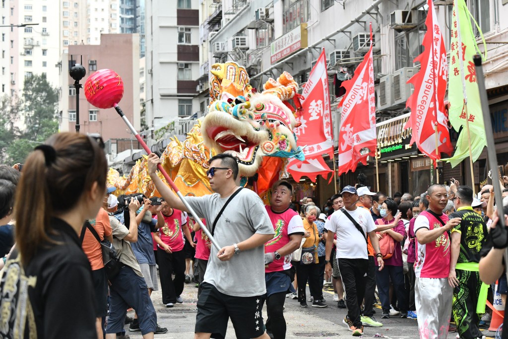 筲箕灣譚公誕舞龍舞獅及會景巡遊現場。禇樂琪攝