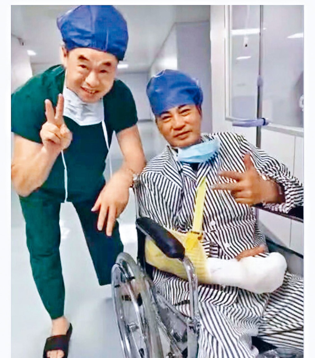 華哥四指受傷,而他的右手更曾被包紮得砂煲咁大。
