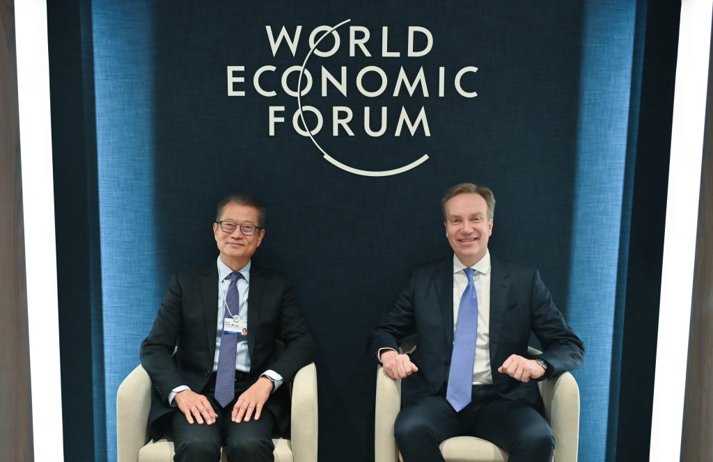 与陈茂波与世界经济论坛总裁兼首席执行官博尔格‧布伦德会面。陈茂波网志图片