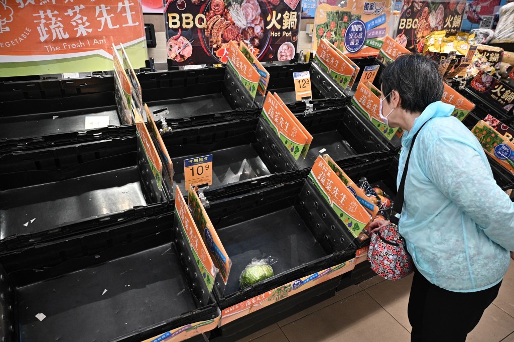 市民恐慌搶購食品日用品。