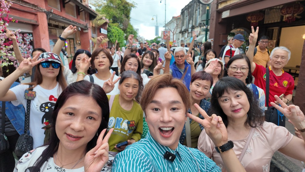 王鄭浚仁化身「最強星級領隊」，帶「海豚粉」到喬治市街頭。