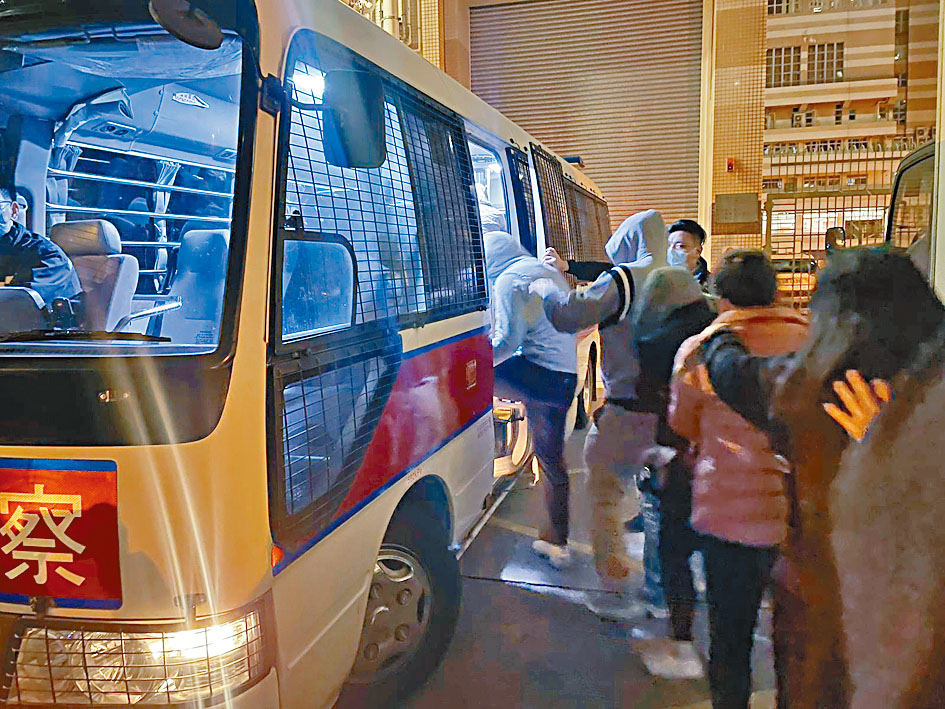 東涌一個露天燒烤場變非法賭場，被捕人士由警方押走。