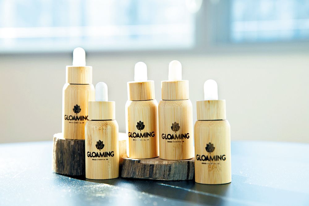 她們的品牌暫時正式推出了由荔枝木製成的精油。 她們的品牌暫時正式推出了由荔枝木製成的精油。