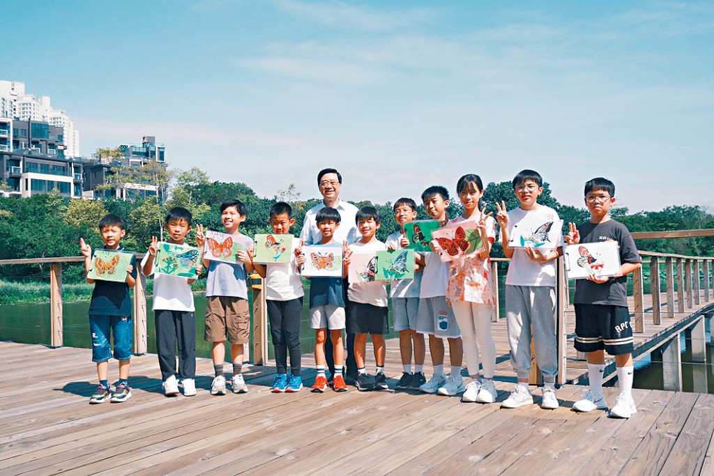 李家超到濕地公園的蝴蝶園,與學生交流。