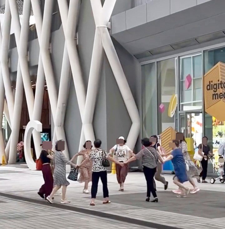 樓主本月16日在社交平台Threads以「hkdi」為 題上載短片發帖，指「SpiderMan（蜘蛛俠） 就遇唔到啦」，但係遇一群女子在跳舞，並 爆料講述結局「最後仲要俾保安趕走」。Threads截圖