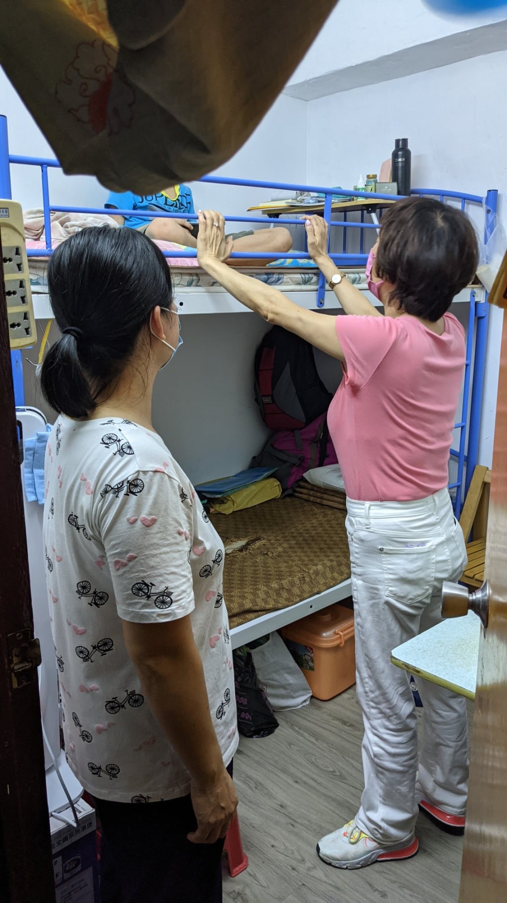 梁美芬日前落區探訪九龍西區內劏房、籠屋、天台屋的居民。梁美芬FB圖片
