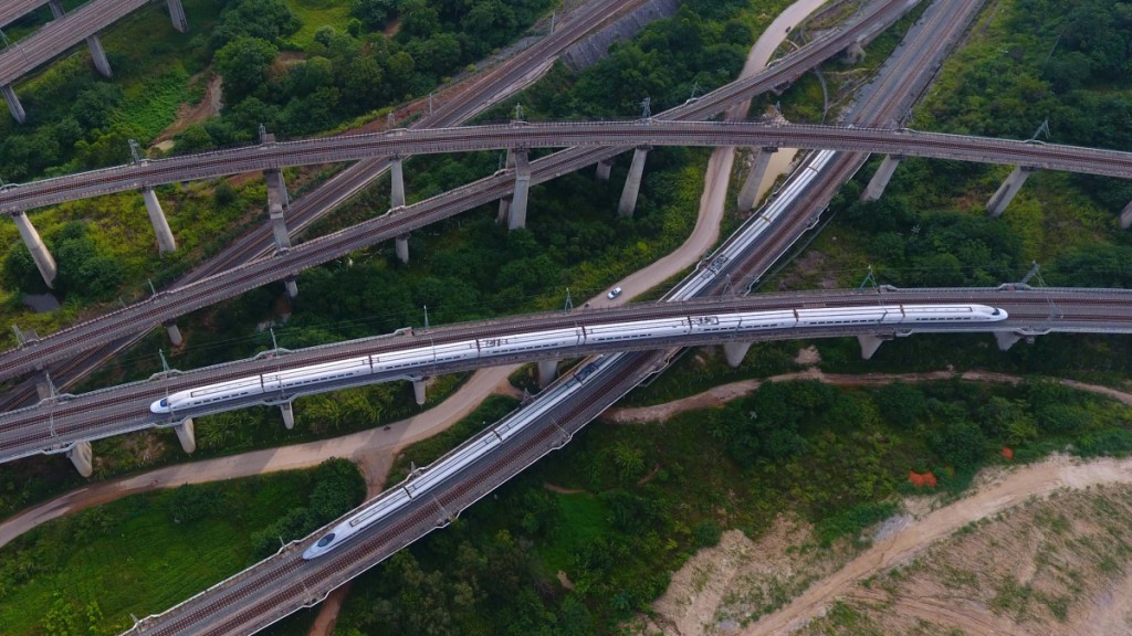 隨着梅龍鐵路昨日開通運營，至此中國鐵路運營里程突破16萬公里。新華社