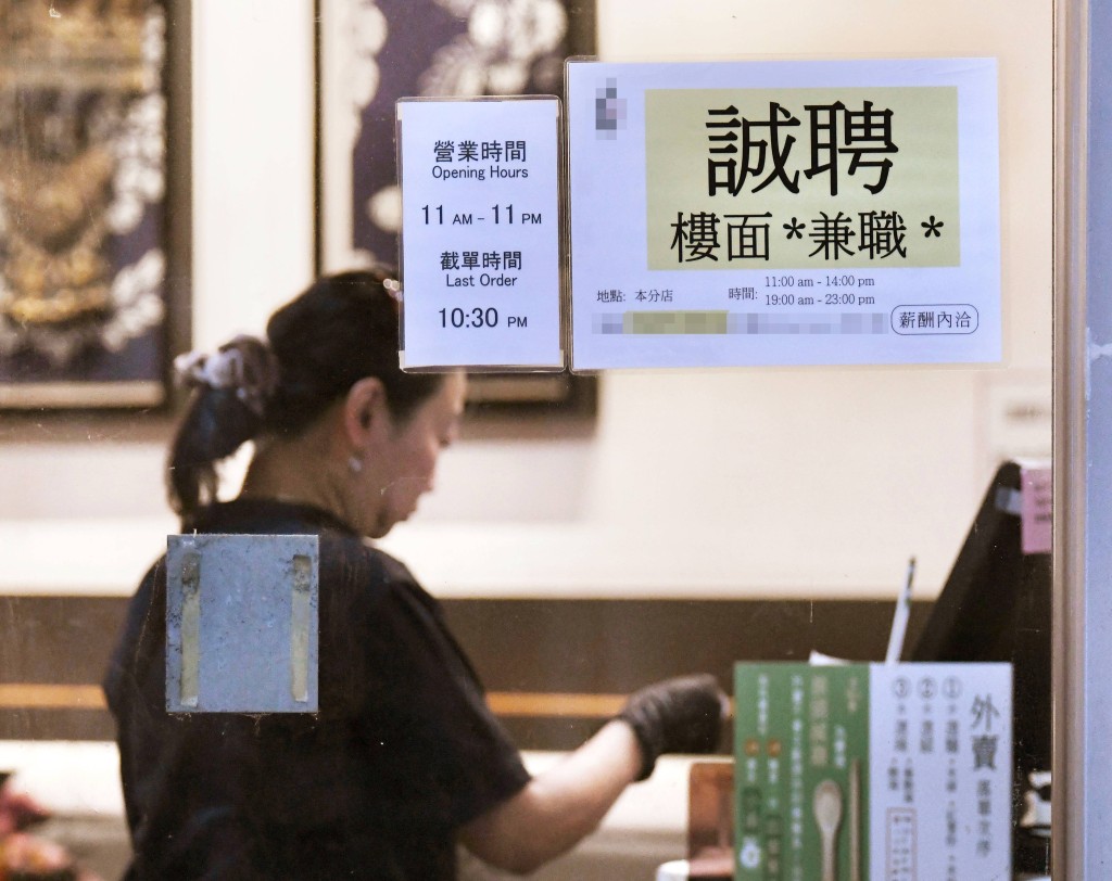 較辣的一招是設立「兩級制」審批,特定行業的本地員工與外勞人手比例,會收緊至「3比1」,暫先由飲食業推行。 較辣的一招是設立「兩級制」審批,特定行業的本地員工與外勞人手比例,會收緊至「3比1」,暫先由飲食業推行。