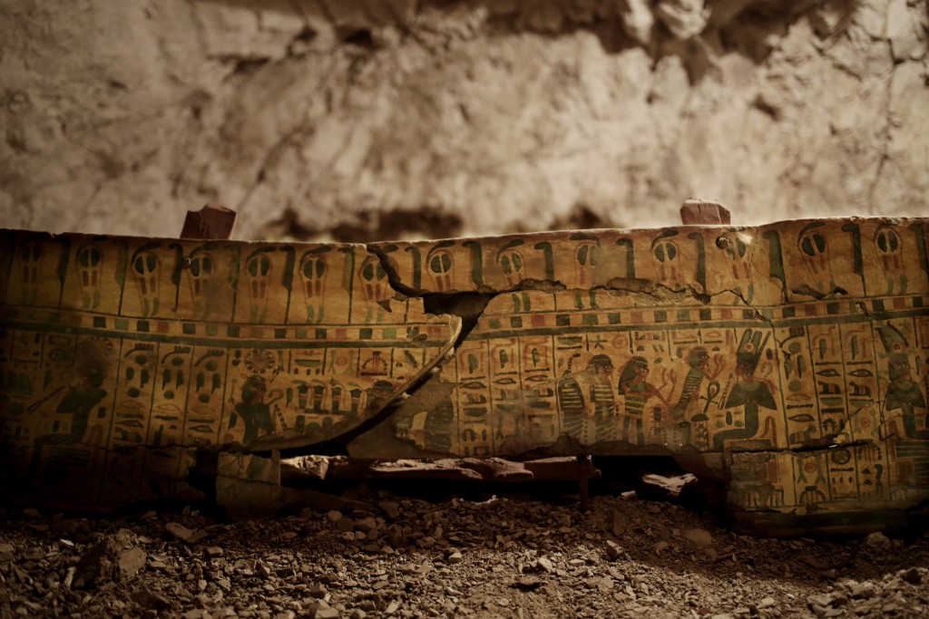 棺木雕刻和画像仍清晰。AP