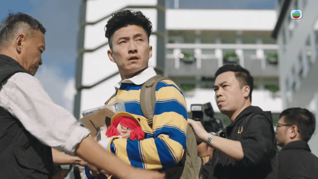 陳山聰被警察帶走。
