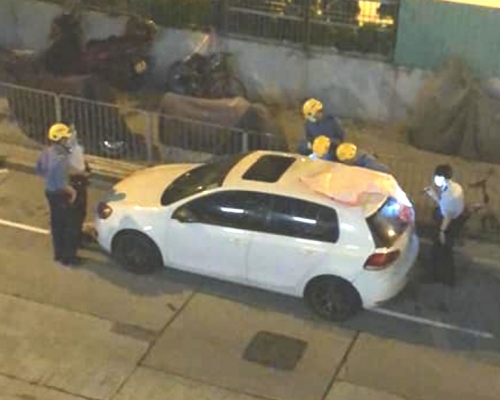 警員到場聯絡車主。香港動物報圖片