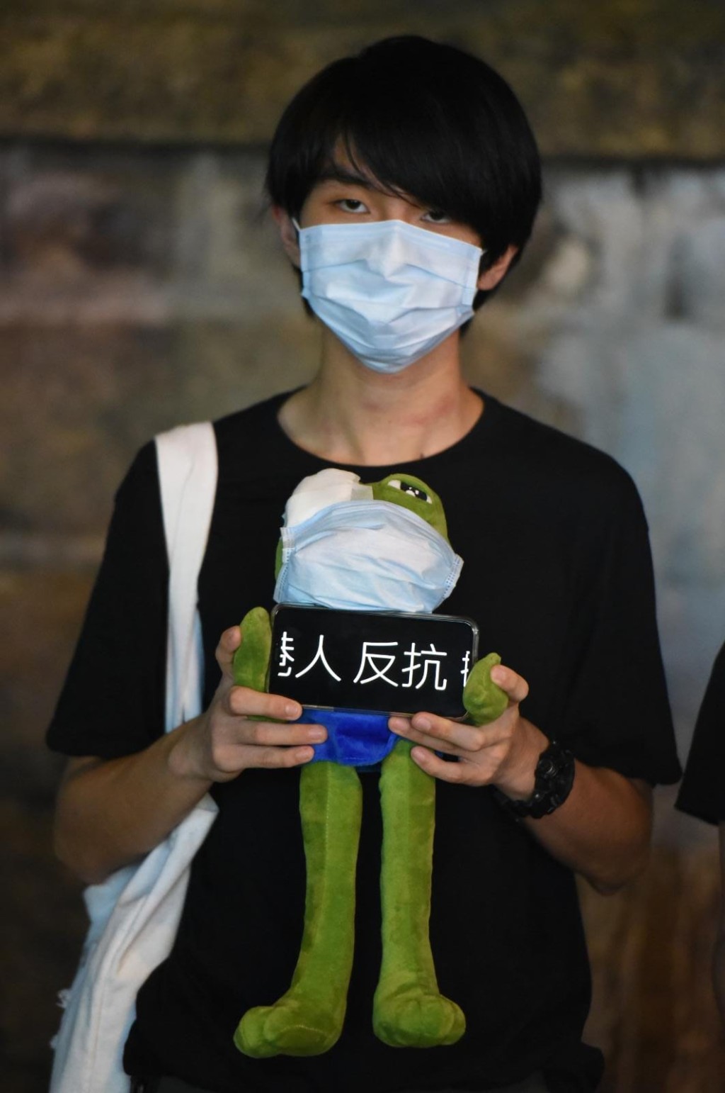尖沙嘴警署外有人聚集。
