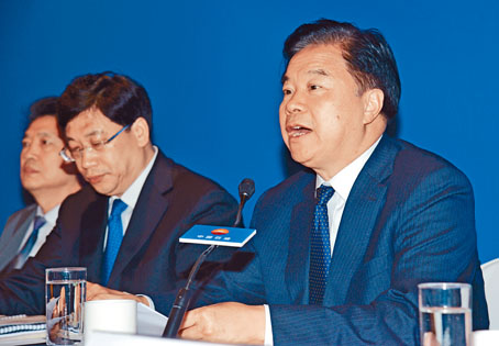 中石油銷售業務錄得營業額2萬億元，按年增逾兩成。圖右為董事長王宜林。