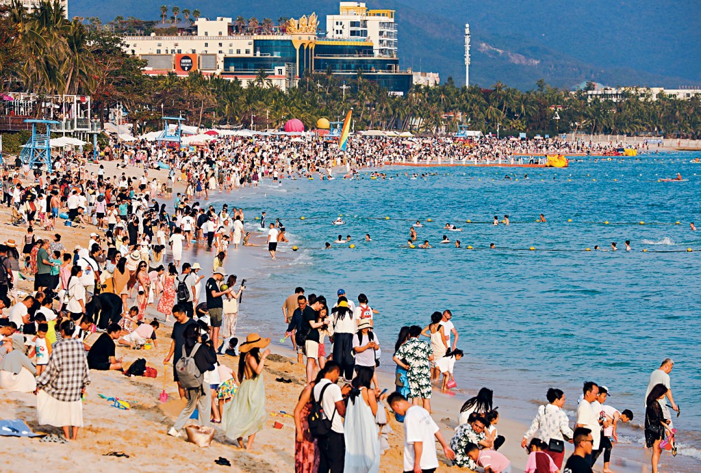 春節期間，三亞市大東海旅遊度假區人頭攢動。