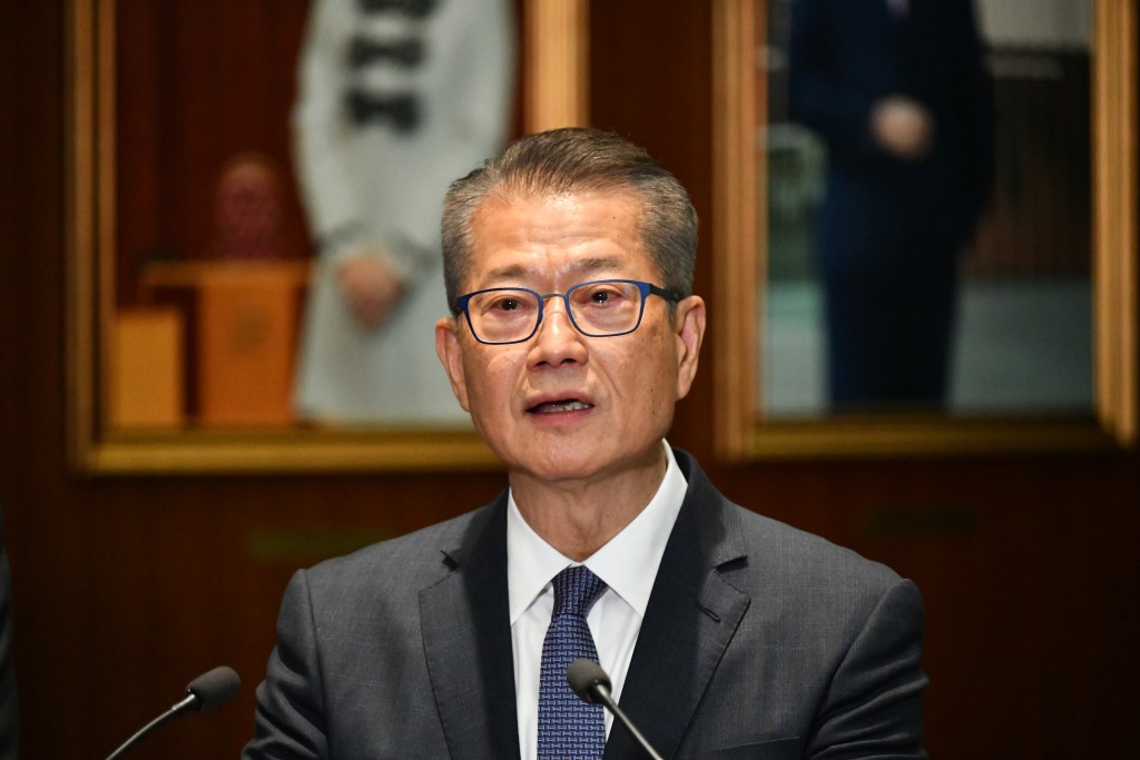 財政司司長陳茂波宣布,為商用車及船隻提供柴油每公升補貼3元的措施,將於4月30日凌晨零時起生效。盧江球攝 財政司司長陳茂波宣布,為商用車及船隻提供柴油每公升補貼3元的措施,將於4月30日凌晨零時起生效。盧江球攝