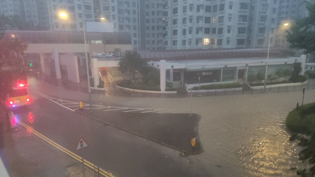 杏花邨出現水浸。