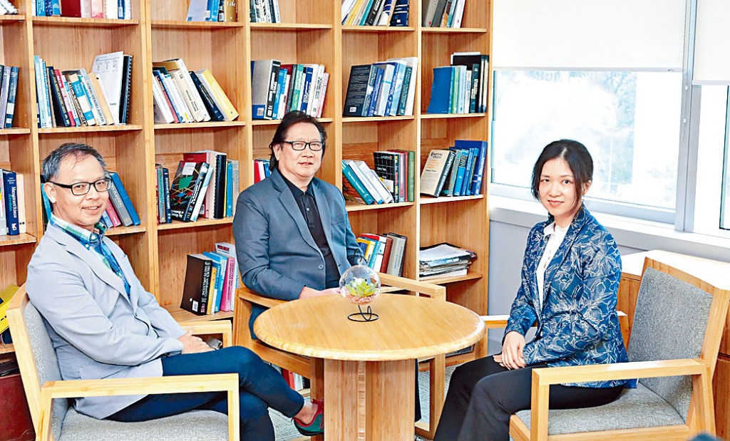 恒大調查顯示,從事資訊科技及系統分析行業的畢業生,入職平均薪酬按年增逾百分之七。梁志堅(中)指相關人才發展前景在「新常態」下非常樂觀。