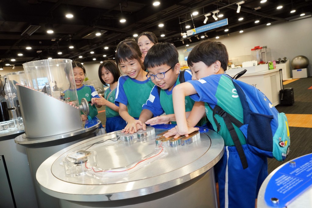 學生參觀中電學院，認識電力行業的發展。