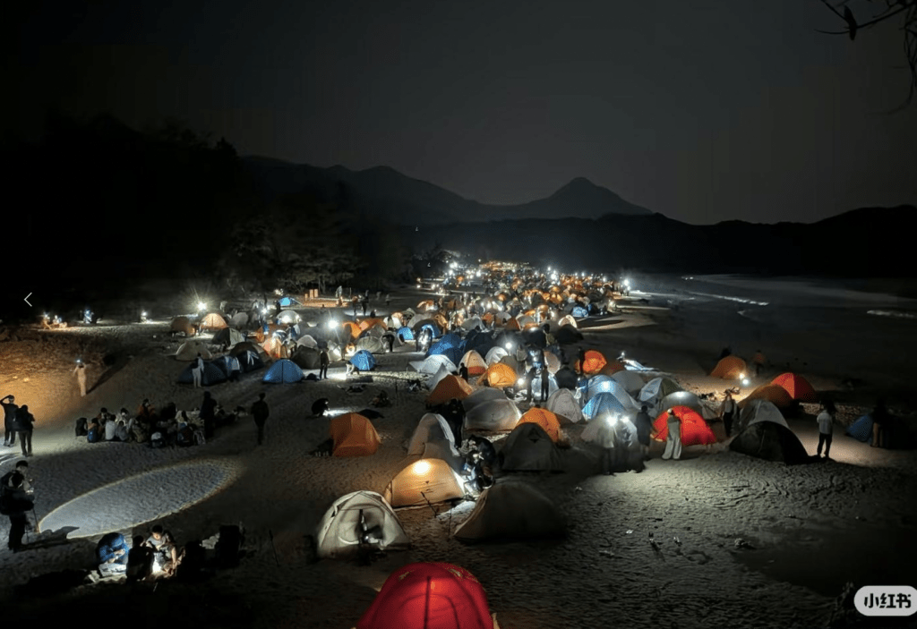 随着2025年落幕，不少内地网民趁除夕夜涌往西贡及大屿山等地露营倒数。小红书图片