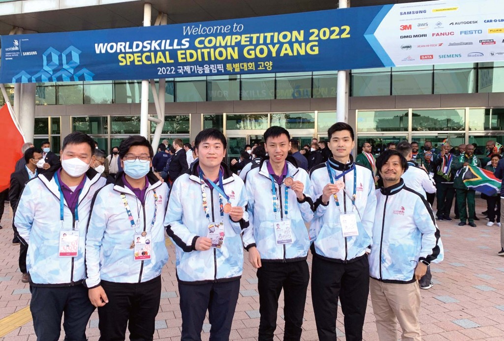 在2022年世界技能大賽特別賽中，香港代表隊首度出戰「雲端運算」項目，Cyrus（右一）當時帶領選手伍善正（右二）參賽，最終奪得優異獎章。