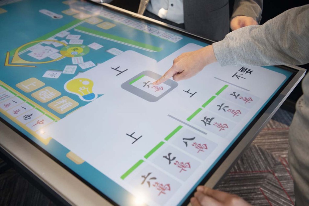 系統通過遊戲期間以AI分析長者的反應時間、決策能力等數據，有助及時發現認知衰退跡象，掌握治療黃金期。