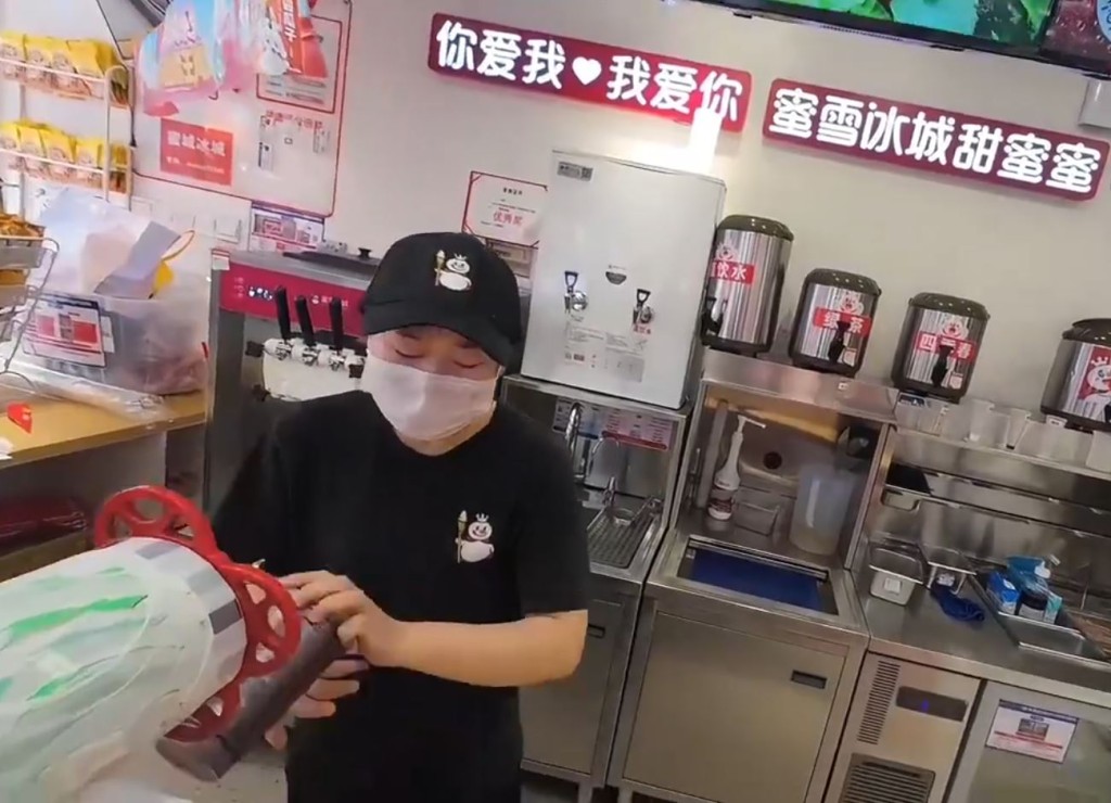 浙江00後蜜雪冰城女店工因獨力應付「爆單」痛哭。微博
