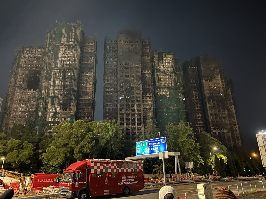 警方消防入夜後持續搜索調查。曾志恆攝 警方消防入夜後持續搜索調查。曾志恆攝