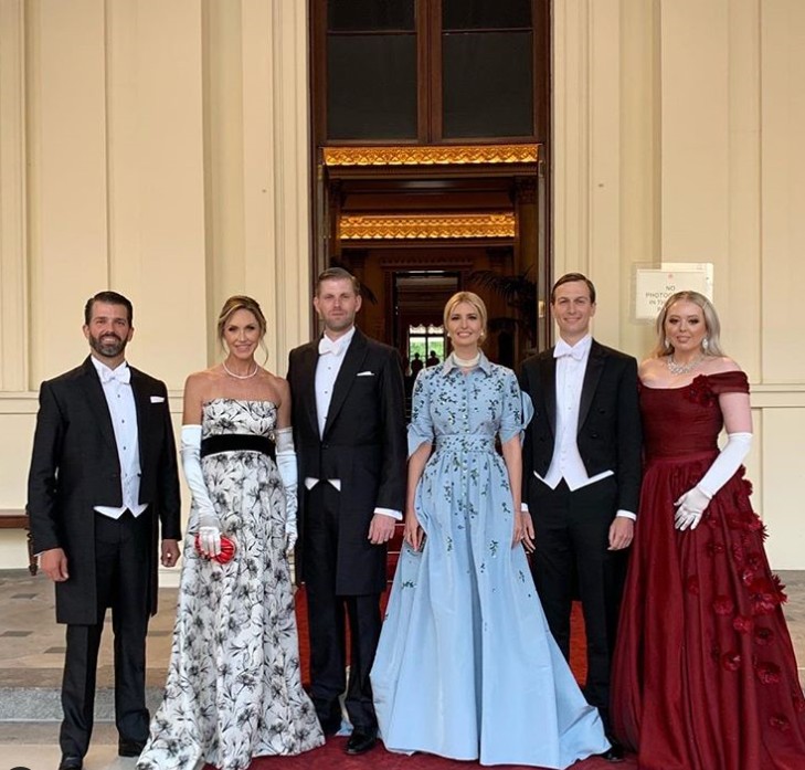 幾兄弟姐妹齊齊在白金漢宮內打卡。Ig