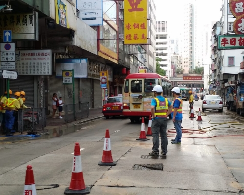 警方到場封閉兩條行車線。