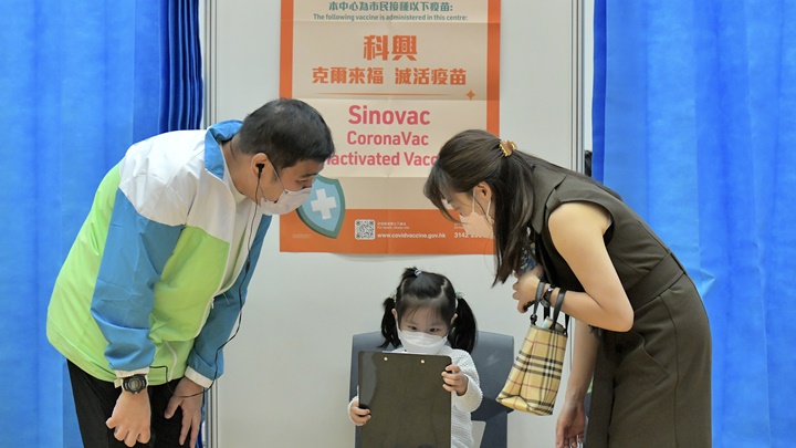 政府上周無接獲兒童青少年接種新冠疫苗後出現異常報告。資料圖片