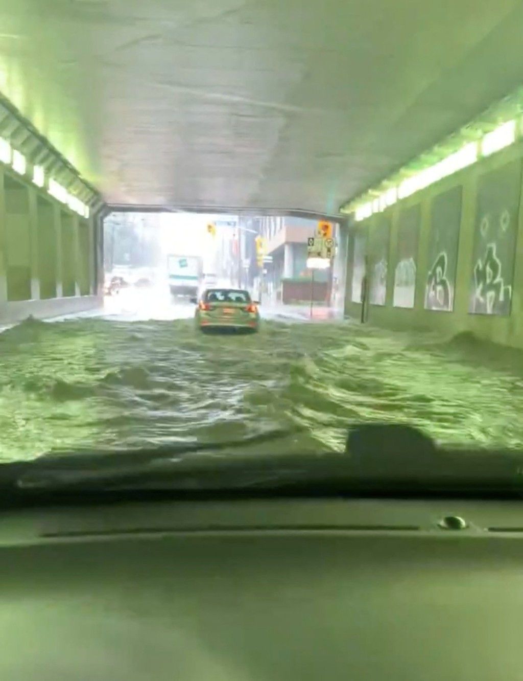 有司机因洪水被困。（路透社）