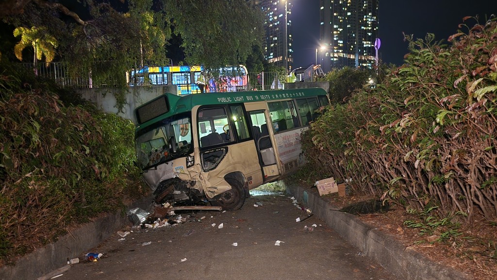 小巴車頭損毀。黎志偉攝