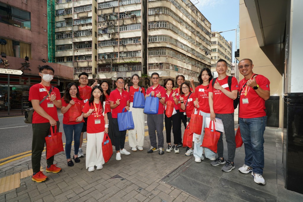 马会义工队于周末到深水埗区进行长者中秋探访活动。马会供图