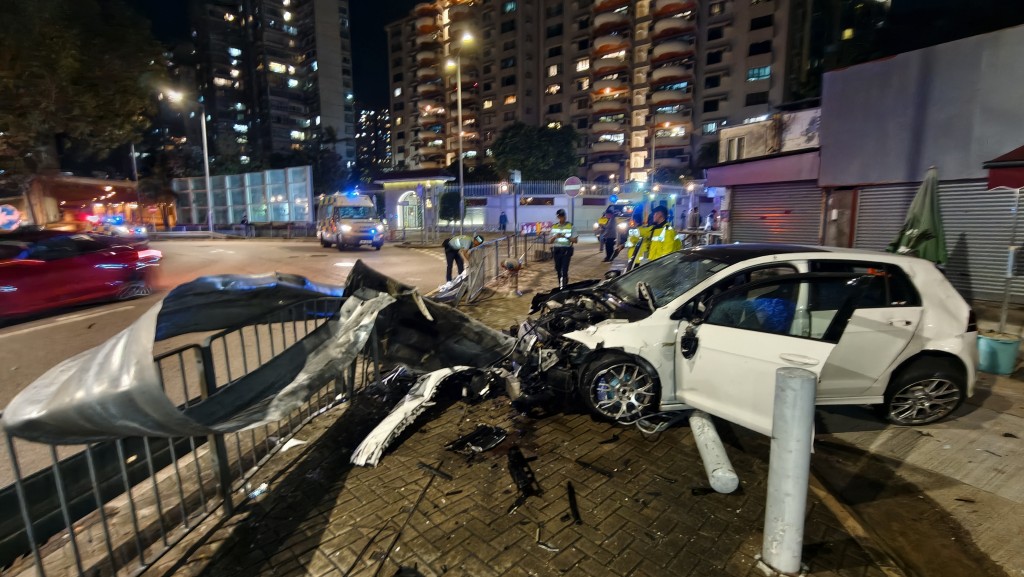 一輛私家車駛至青山公路—青龍頭段近龍如路的迴旋處時突然失控。黃文威攝