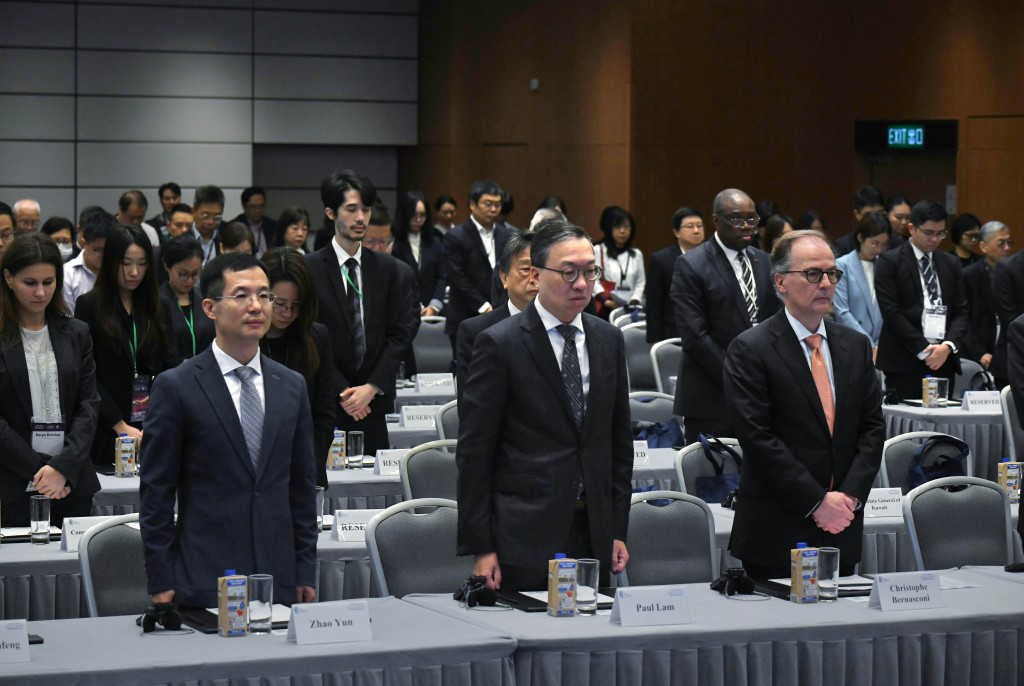 與會者在「海牙國際私法會議亞太區域辦事處國際私法研討會」會前默哀。 與會者在「海牙國際私法會議亞太區域辦事處國際私法研討會」會前默哀。