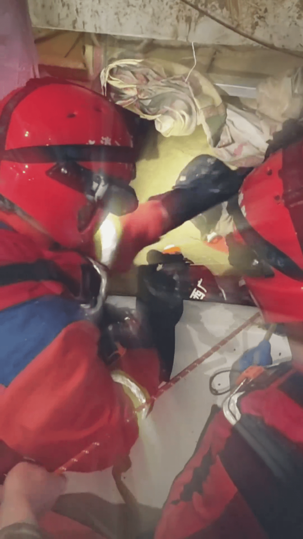 廣西橫州一家三口在被洪水浸泡10小時後獲救。 廣西消防 廣西橫州一家三口在被洪水浸泡10小時後獲救。 廣西消防