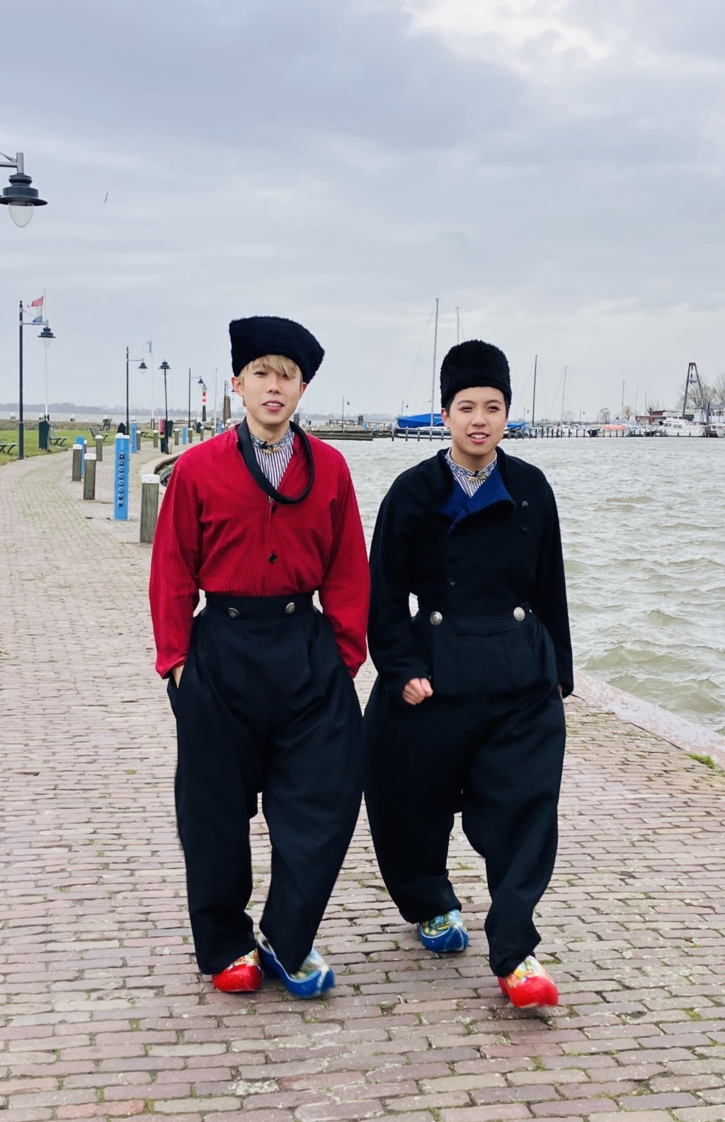 Marco和Manson去荷蘭拍《巴絲Let’s go歐》，穿上當地民族服裝。