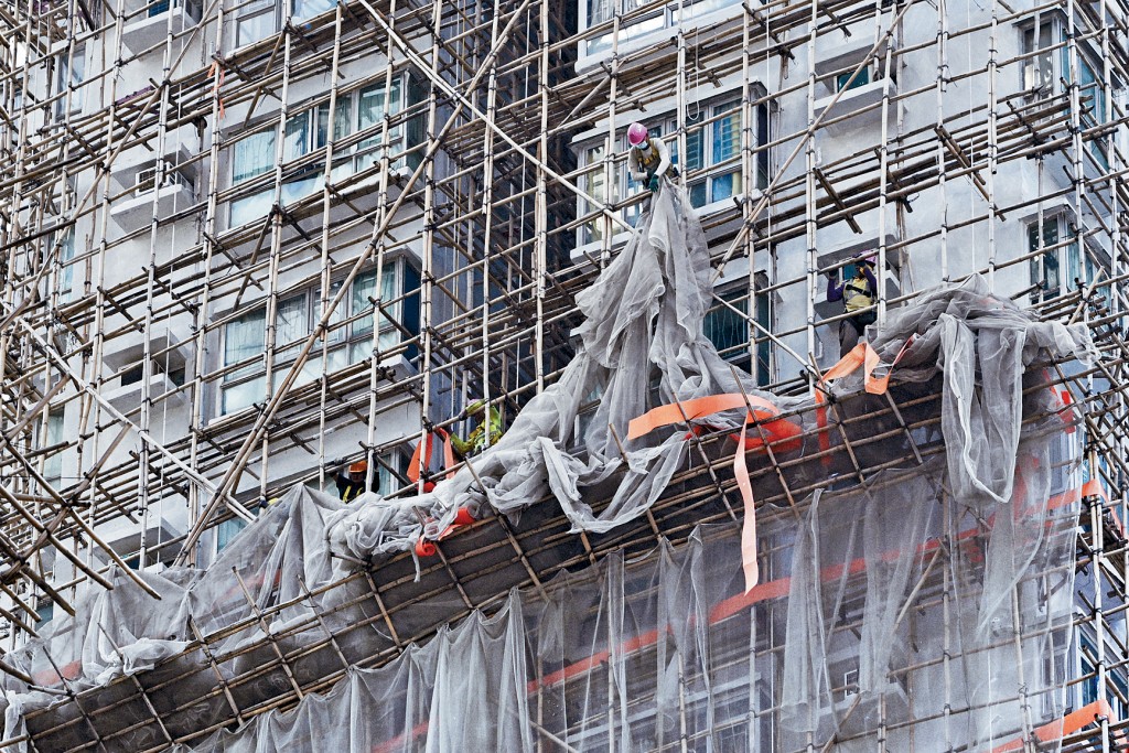 拆網限期屆滿，怡樂花園有工人趕工於限期前完成。