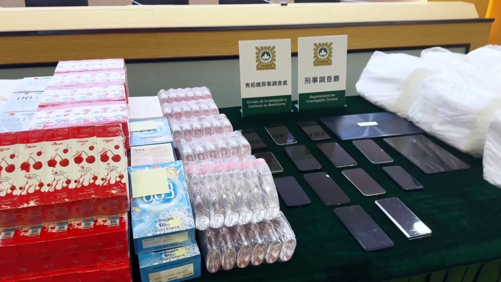 司警展示證物。司警教室fb片段截圖 司警展示證物。司警教室fb片段截圖