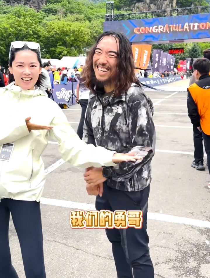 赛前干净的朱勇。抖音