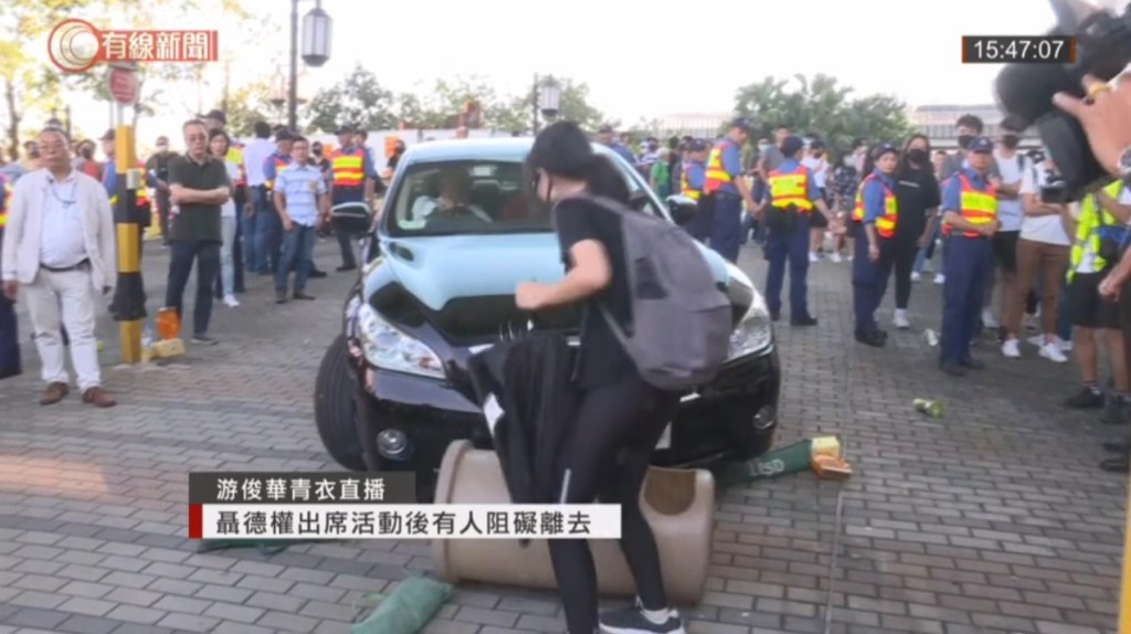 示威者包圍聶德權汽車。有線截圖