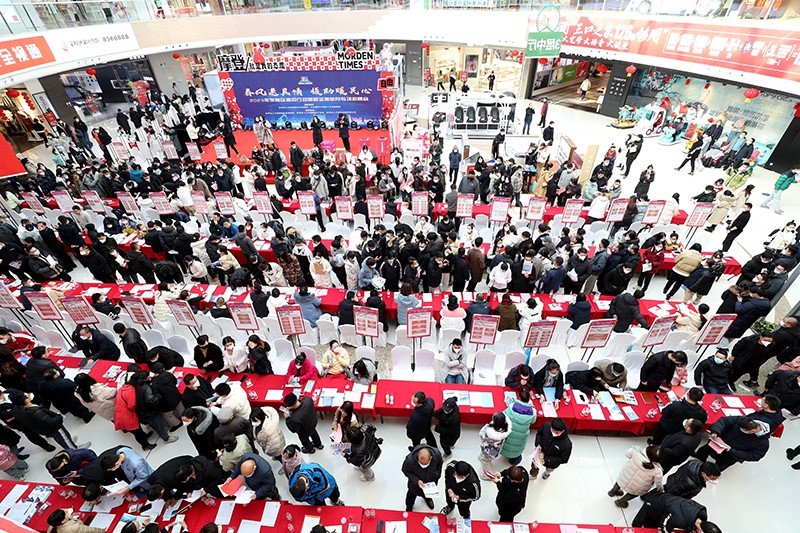 中國的5月城鎮調查失業率維持在5%。新華社