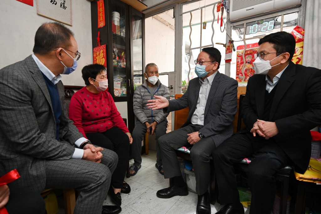 陳國基（右二）、曾國衞（左一）及孫玉菡（右一）探訪一個雙老家庭。政府新聞處圖片