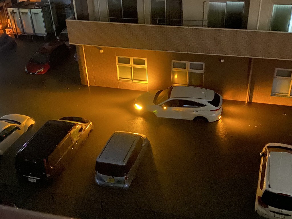 熊本多辆车遭水淹浸。X@hrk_mymt