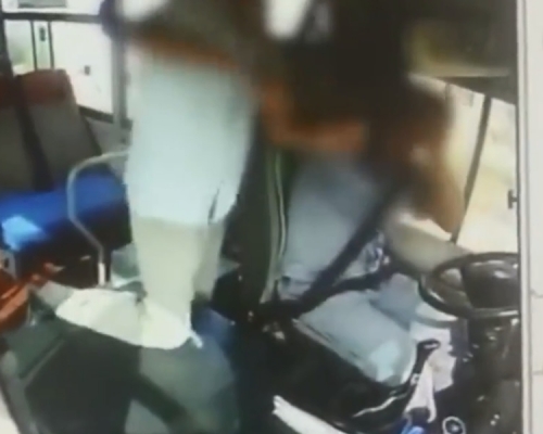無理要求於無站點落車被拒,老人不忿暴打司機頭破血流。影片截圖